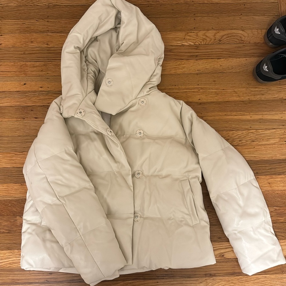 Jakke Patricia Vegan Leather Puffer Jacket - Cream in Ecru